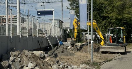 Rozebrali schody, które PLK otworzyły w grudniu. "O co tu chodzi?"