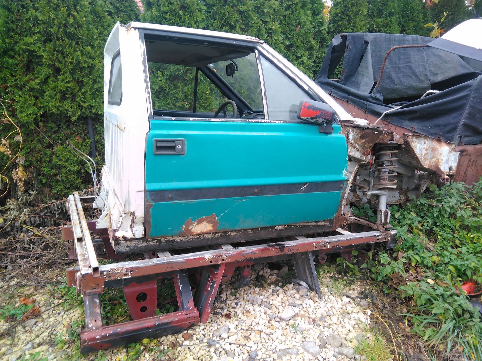Auto jest w dwóch częściach