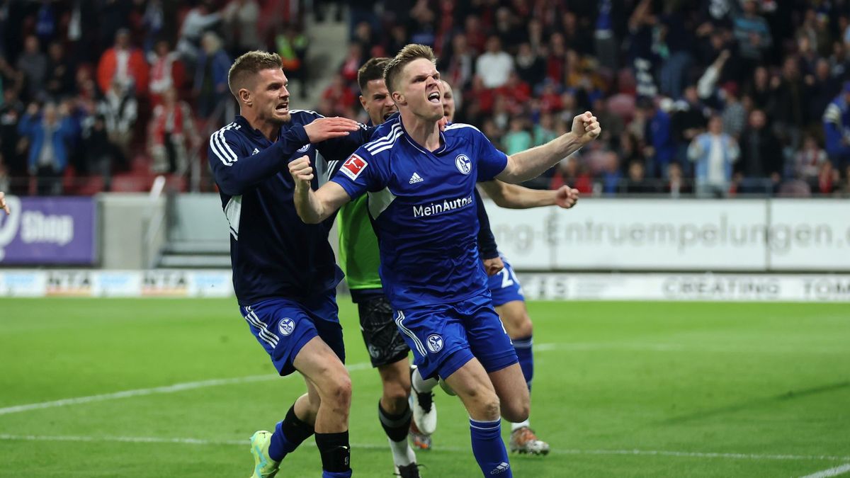 Zdjęcie okładkowe artykułu: Getty Images / Alex Grimm / Na zdjęciu: radość piłkarzy Schalke 04 Gelsenkirchen