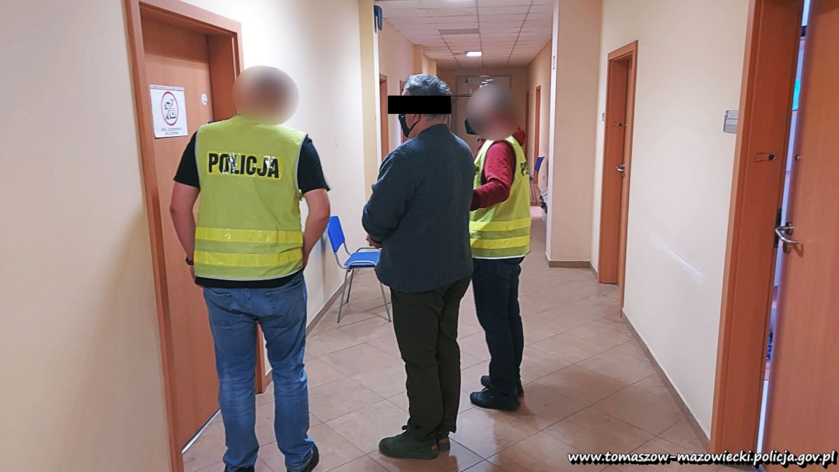 Pijany kierowca dwa razy wjechał do rowu dwoma różnymi autami, ale jednego dnia. Fot. Komenda Powiatowa Policji 
w Tomaszowie Mazowieckim