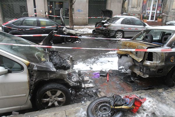Podpalone auta w Warszawie: policja bada monitoring