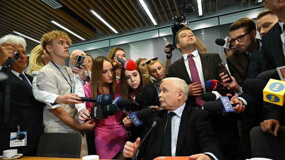 Warszawa, 24.05.2024. Wezwany na świadka prezes Prawa i Sprawiedliwości Jarosław Kaczyński (C-dół) oraz rzecznik ugrupowania Rafał Bochenek (4P) przed rozpoczęciem posiedzenia sejmowej komisji śledczej do zbadania legalności, prawidłowości oraz celowości działań podjętych w celu przygotowania i przeprowadzenia wyborów Prezydenta Rzeczypospolitej Polskiej w 2020 r. w formie głosowania korespondencyjnego, 24 bm. w Sejmie w Warszawie. (amb) PAP/Radek Pietruszka