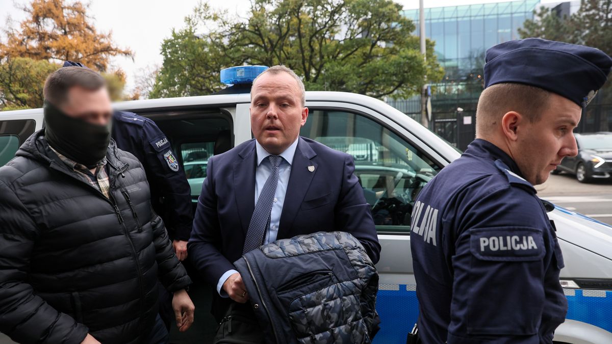 Warszawa, 02.12.2024. Wezwany w charakterze świadka, były szef ABW Piotr Pogonowski (C) doprowadzany na posiedzenie sejmowej Komisji Śledczej ds. inwigilacji systemem Pegasus, 2 bm. w Sejmie w Warszawie. (ad) PAP/Leszek Szymański