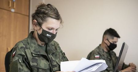 Żołnierze w szpitalach liczą i raportują ilość wolnych łóżek dla pacjentów