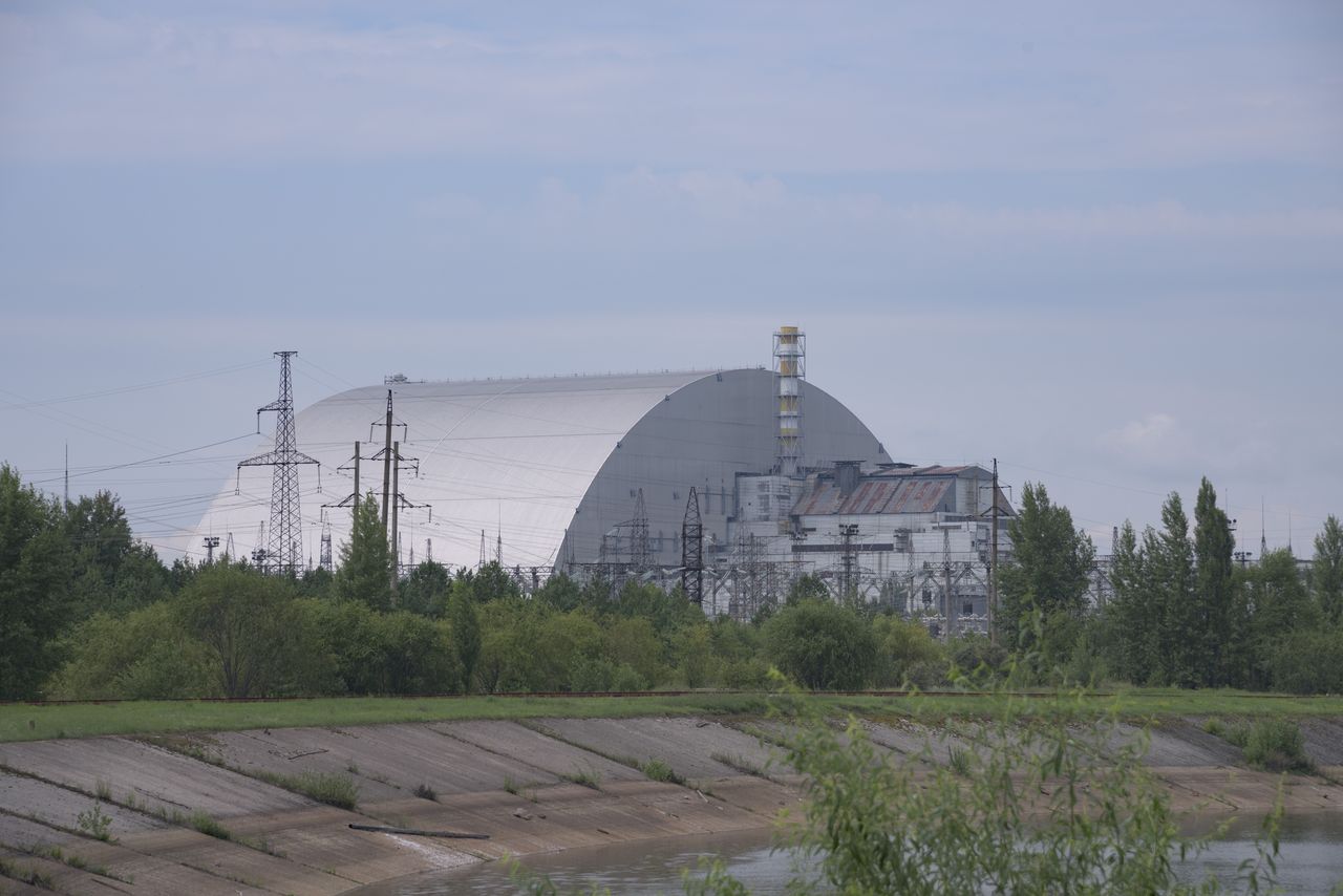 Elektrownia w Czarnobylu przykryta nowym sarkofagiem