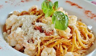 Bezglutenowe spaghetti z krewetkami i pomidorkami koktajlowymi
