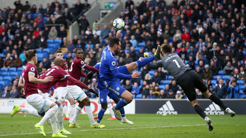 Łukasz Fabiański w meczu z Cardiff City