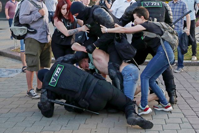 Scena z marszu przeciwników Aleksandra Łukaszenki w Mińsku (fot. Natalia Fedosenko/Getty Images)