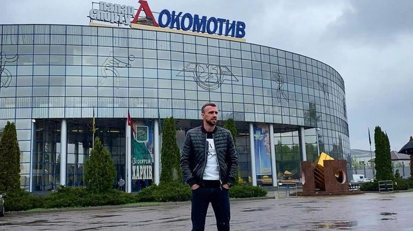 Dmitrij Storożyłow przed halą Lokomotiwu (fot archiwum prywatne)