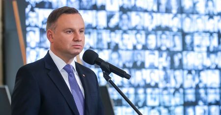 Nowych dowodów na razie nie będzie. Jest za to ustawa. Andrzej Duda złożył podpis