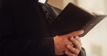 Masa plotek. Polski ksiądz zatrzymany w Austrii. Są doniesienia o drugiej osobie