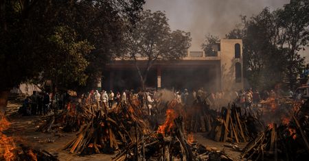 Stosy ciał. Koronawirus w Indiach zbiera przerażające żniwo