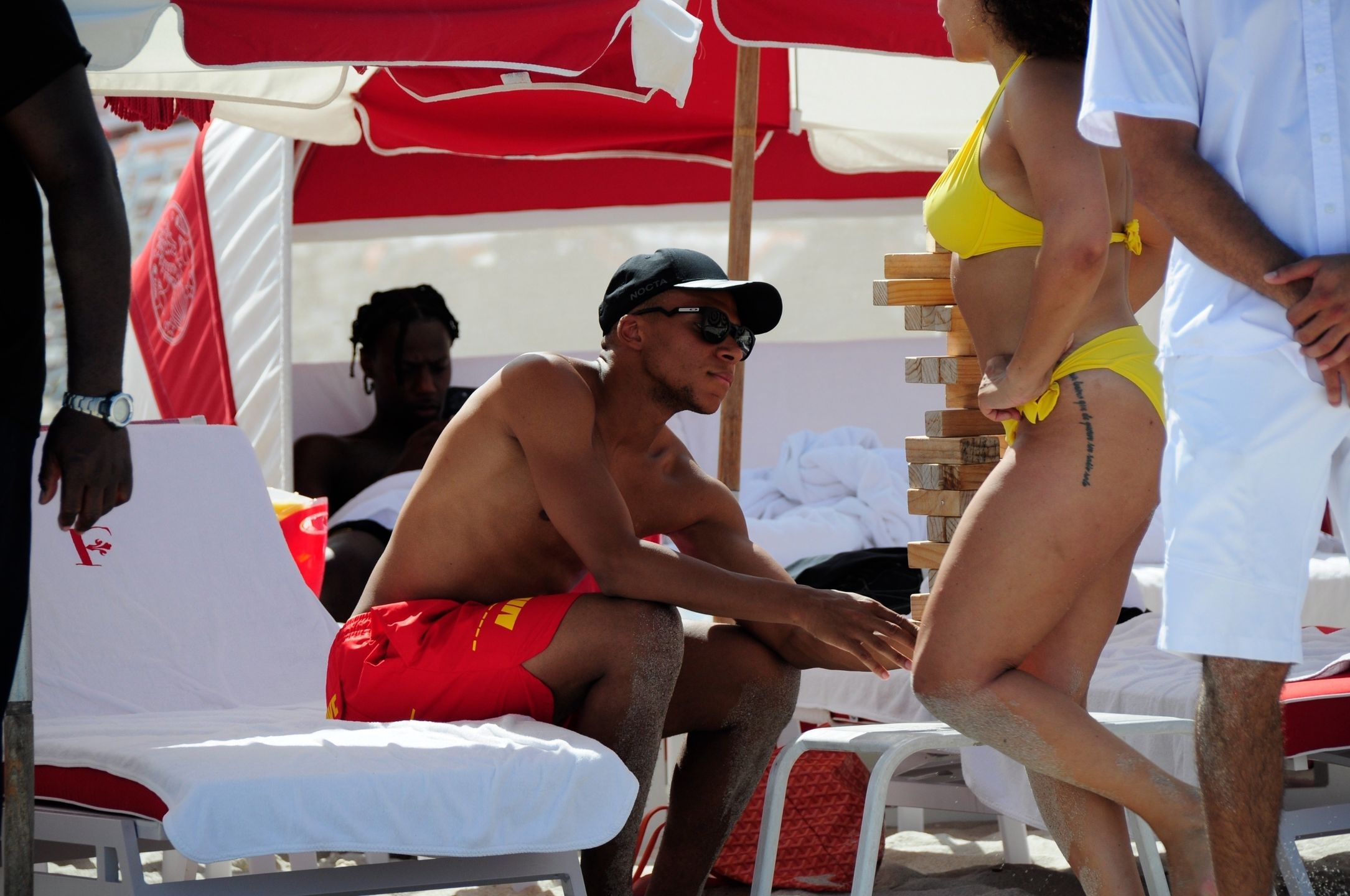 Kylian Mbappe eksponuje wytrenowane ciało na plaży w Miami