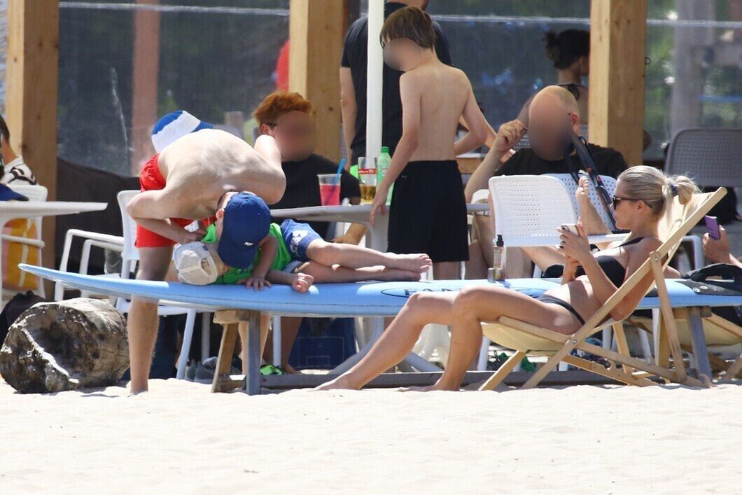 Marcin Mroczek wypoczywa nad morzem z żoną i synami