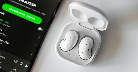 Test słuchawek Samsung Galaxy Buds Live. Wygodne i z mocnym basem