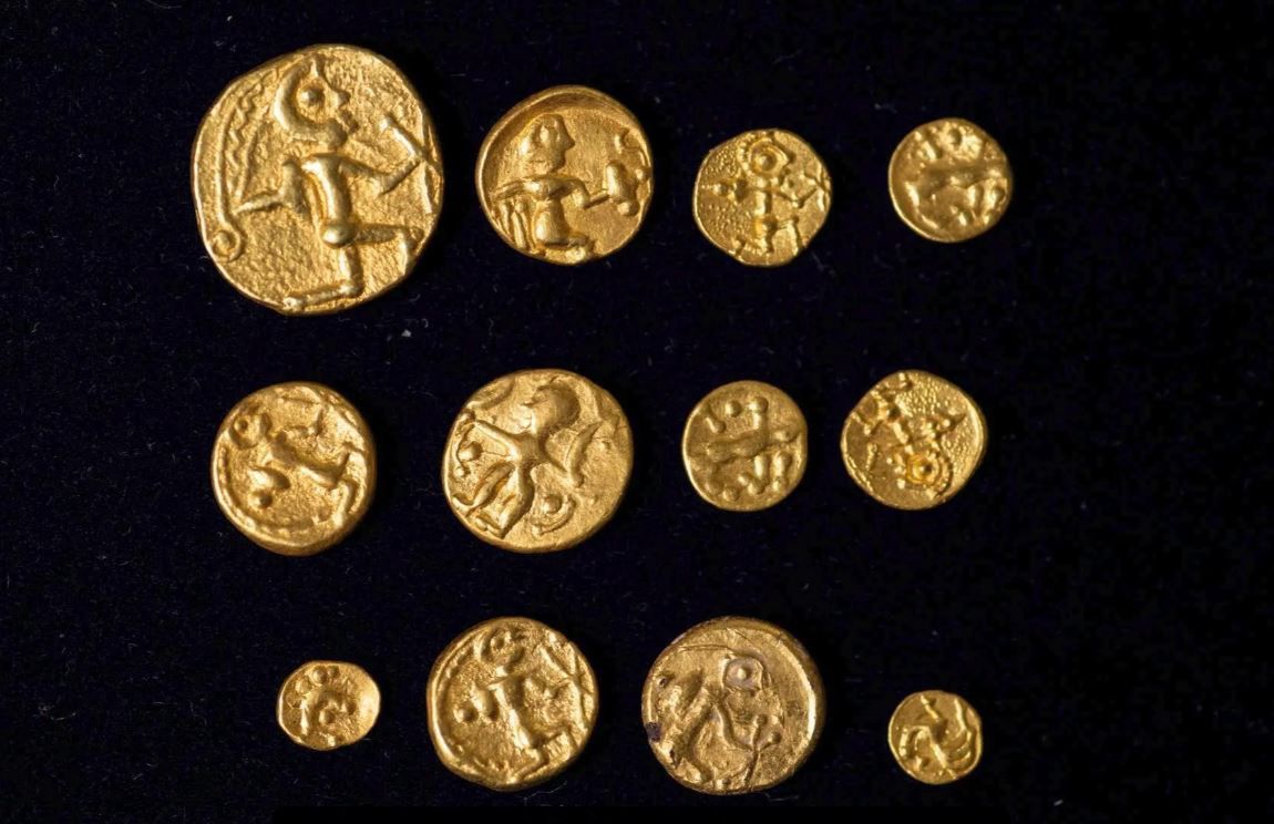 Zbiór złotych monet celtyckich znalezionych w Rakovnik.