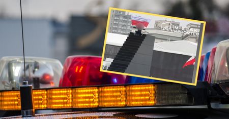 Wszedł na pomnik smoleński. Ma przedmiot wyglądający jak broń