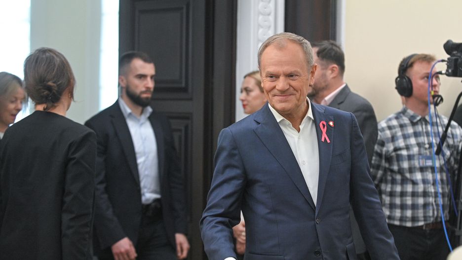 Warszawa, 15.10.2024. Premier Donald Tusk (C) na posiedzeniu rządu w siedzibie Kancelarii Prezesa Rady Ministrów w Warszawie, 15 bm. Rada Ministrów zajmie się projektem uchwały w sprawie przyjęcia dokumentu ?Odzyskać kontrolę. Zapewnić bezpieczeństwo. Kompleksowa i odpowiedzialna strategia migracyjna Polski na lata 2025-2030?. (amb) PAP/Marcin Obara