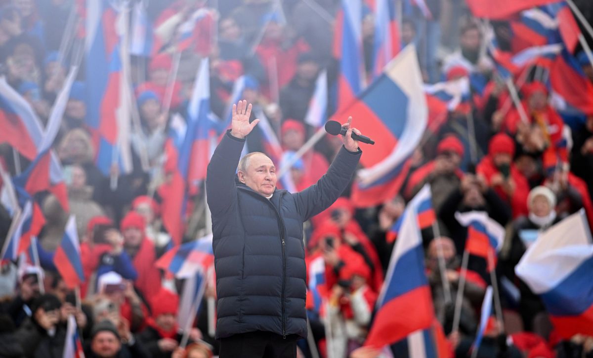 Prezydent Rosji wśród wiwatów i znaków poparcia podczas wiecu w Łużnikach, zorganizowanego z okazji rocznicy przejęcia Krymu  AP/EPA.RAMIL SITDIKOV / SPUTNIK POOL