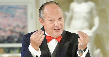 Serialowy Jędrula nie gryzie się w język. Uderza w PiS, a gra w serialach TVP
