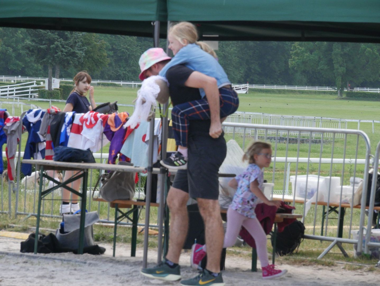 Tłumy na Family Day na Partynicach! Emocje na torze, pokaz horse agility i strefy zabawy dla dzieci