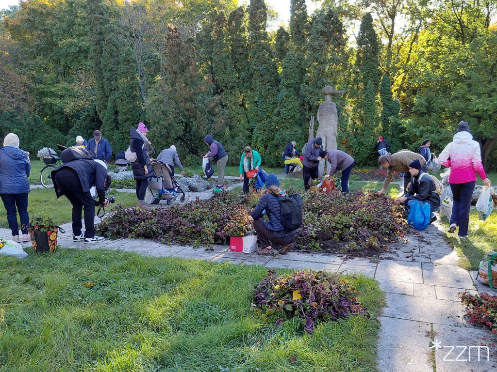 Poznań: Akcja rozdawania kwiatów w Parku Cytadela przyciągnęła tłumy