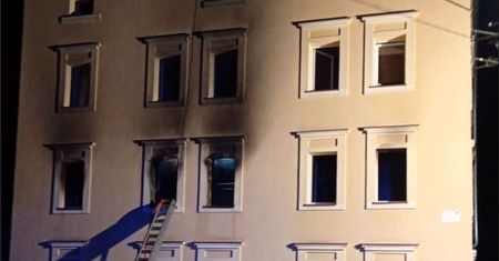 Policjanci uratowali dzieci z płonącego budynku