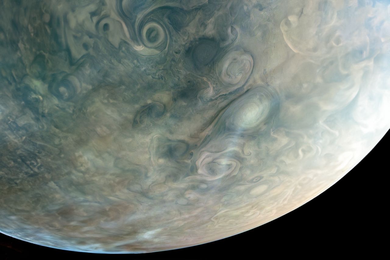 Zakręcone chmury na Jowiszu. Sonda Juno pokazuje interesującą rzeczywistość