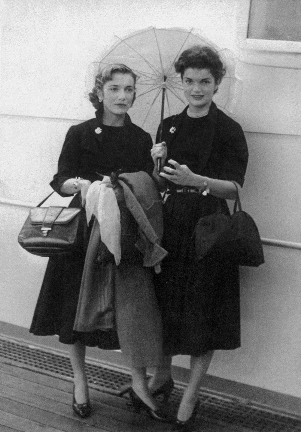 Siostry Bouvier sfotografowane 15 września 1951 r. na statku płynącym do Ameryki, tuż po wspólnej podróży po Europie