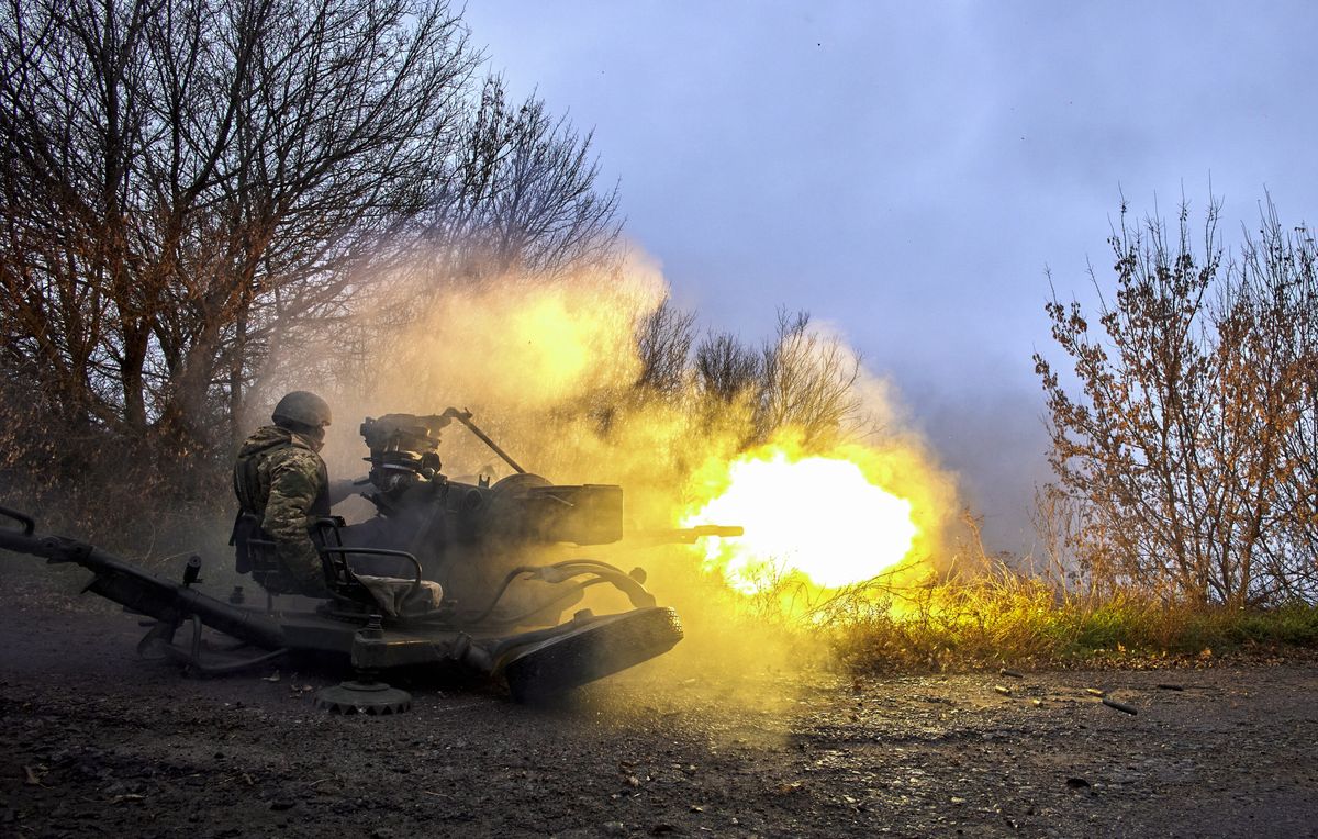 Ukraiński żołnierz prowadzi ostrzał rosyjskich pozycji 