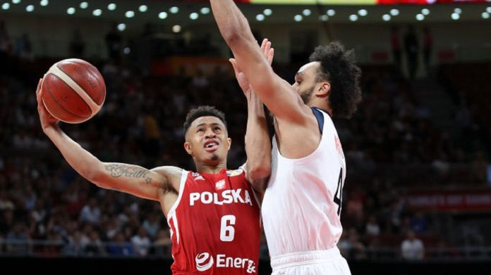 Getty Images / Lintao Zhang / Na zdjęciu: A.J. Slaughter (z lewej) i Derrick White (z prawej)