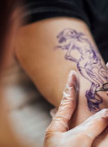 A new study reveals a possible link between tattoos and cancer. Doctors send a warning. "They can affect your health".