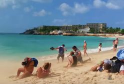 Turystów zdmuchnęło z plaży. Niewiarygodne obrazy z Karaibów