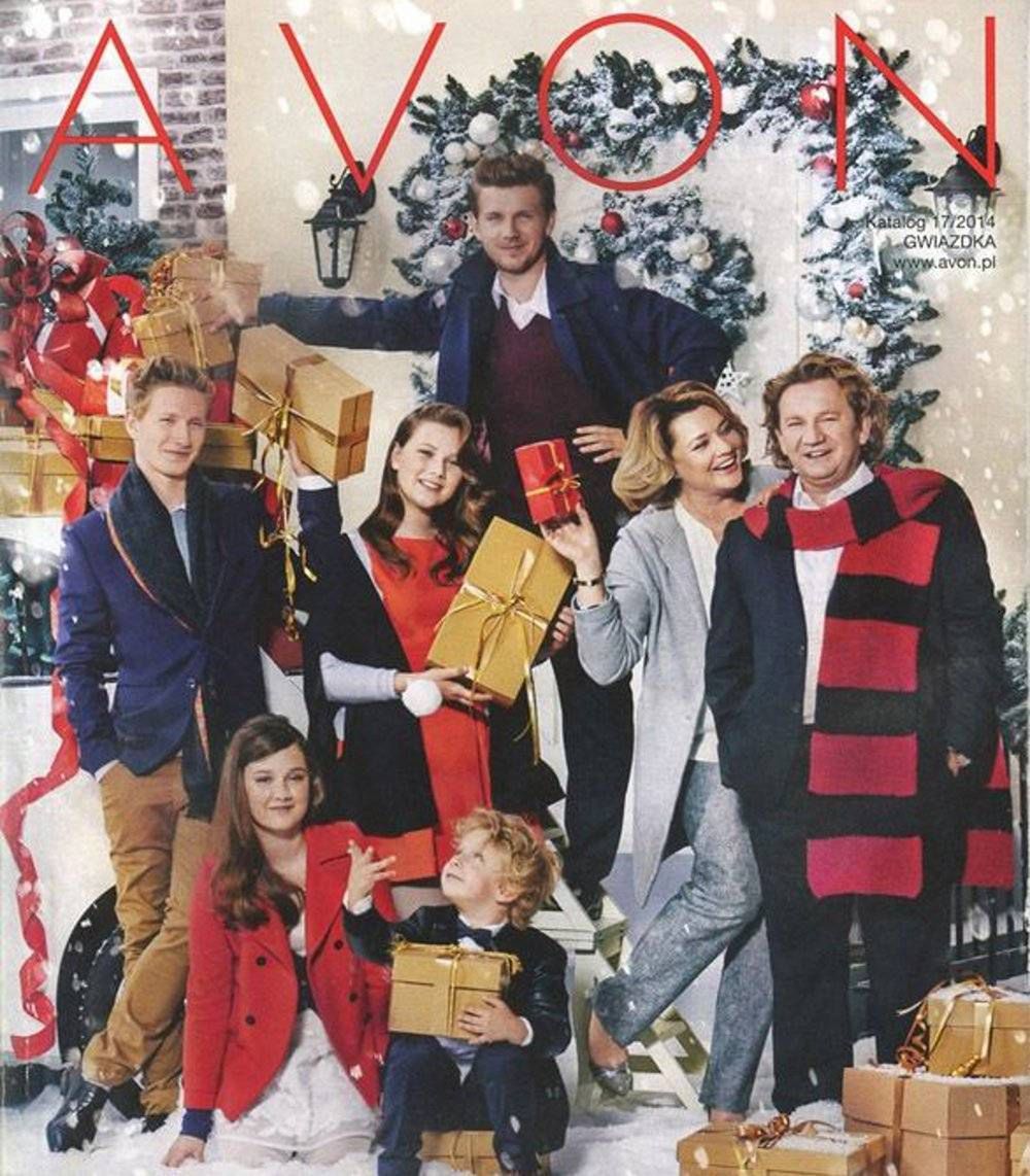 Rodzina Królikowskich na okładce katalogu Avon Fot. screen z Avon