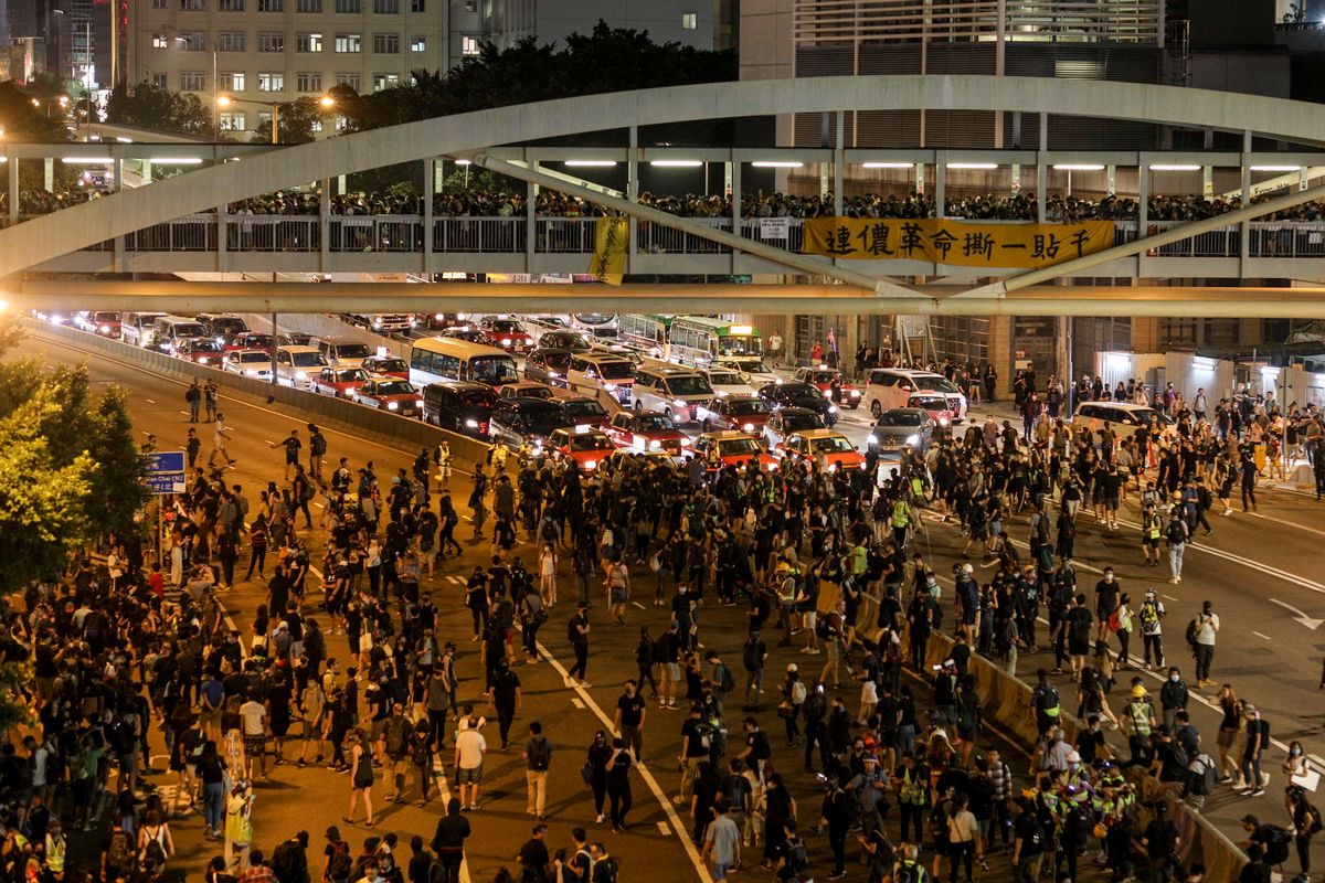 Hongkong. Kolejna manifestacja, policja znowu użyła gazu łzawiącego