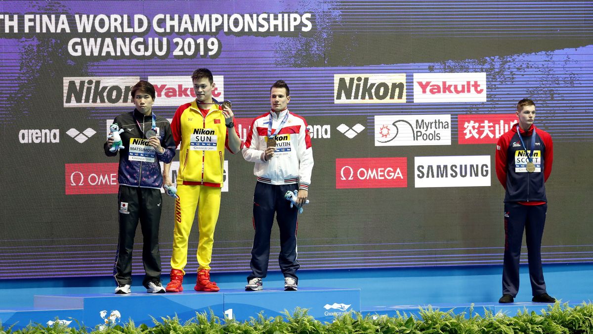 Podium pływackich mistrzostw świata Sun Yang ze złotym medalem, z dala od podium trzeci Duncan Scott