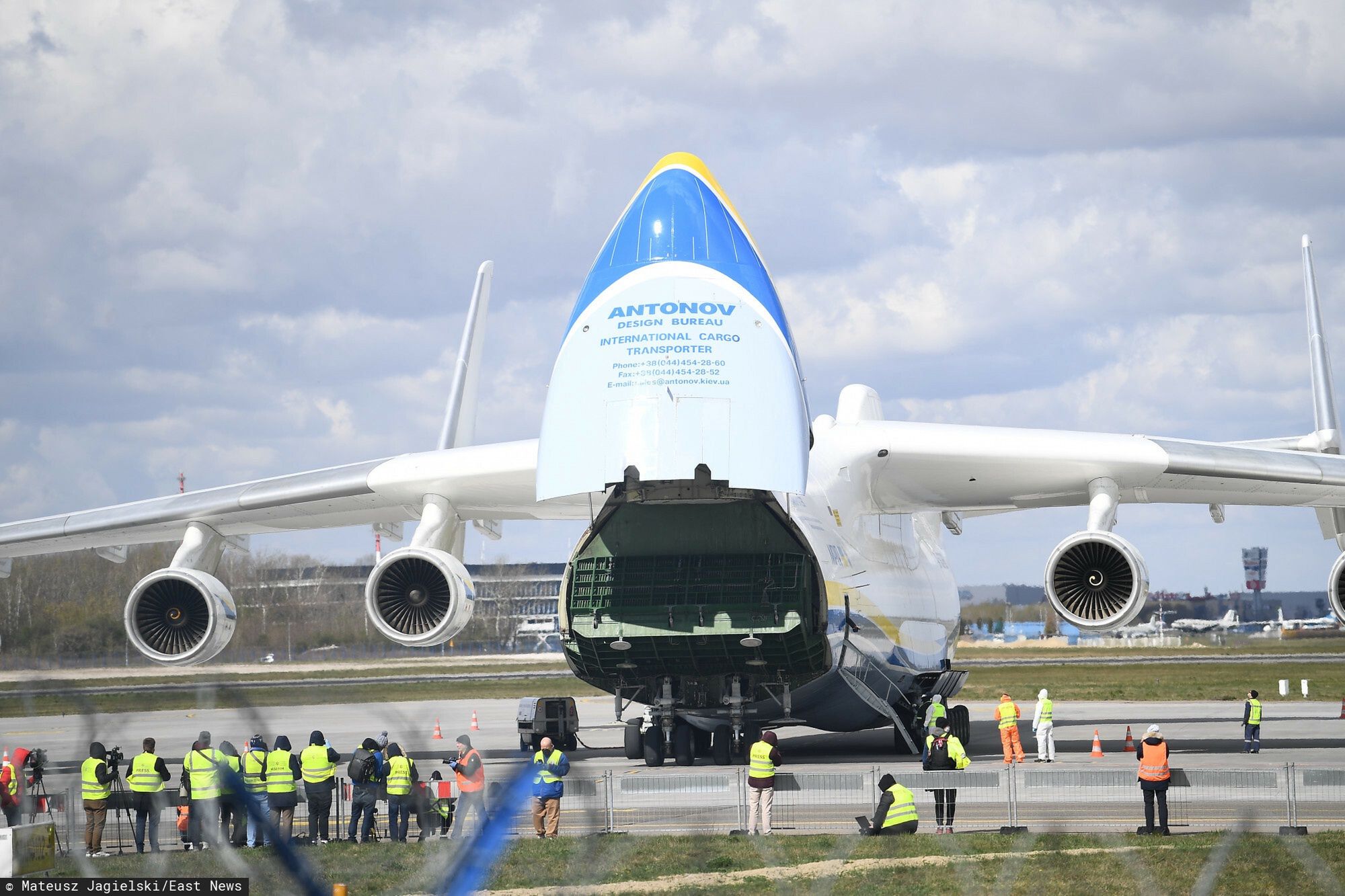 Przewożenie nietypowych ładunków An-225 Mrija ułatwiały potężne, unoszone drzwi do ładowni i opuszczana rampa