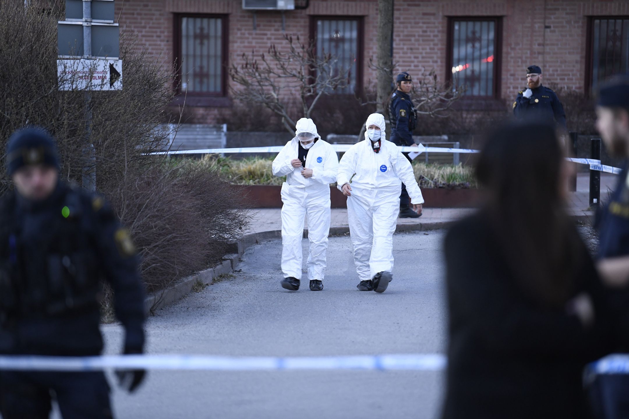 A man is shot dead in southern Stockholm
epa11272388 Police officers and police technicians on the scene after a person was shot dead at Skarholmen in southern Stockholm, Sweden, 10 April 2024 (issued 11 April 2024). A 39-year-old man was shot dead on 10 April evening at an underpass in Skarholmen. According to acting local police area chief Andreas Bagoly, an extensive investigative effort is underway.  EPA/OSCAR OLSSON SWEDEN OUT 
Dostawca: PAP/EPA.
OSCAR OLSSON