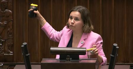 Posłanka pokazała słoiki z wodą z Zielonej Góry. "Kłamiecie, że nie ma powodów do obaw"