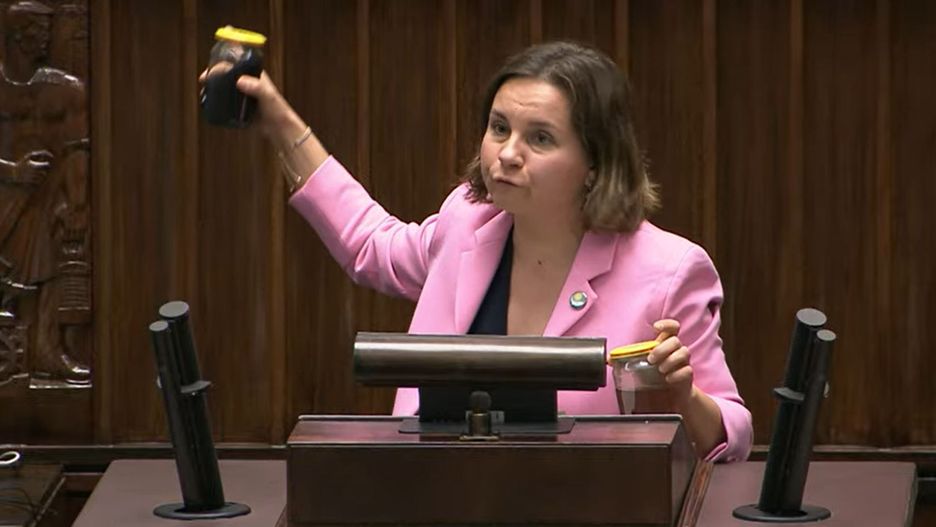 Posłanka przyniosła próbki wody z Zielonej Góry