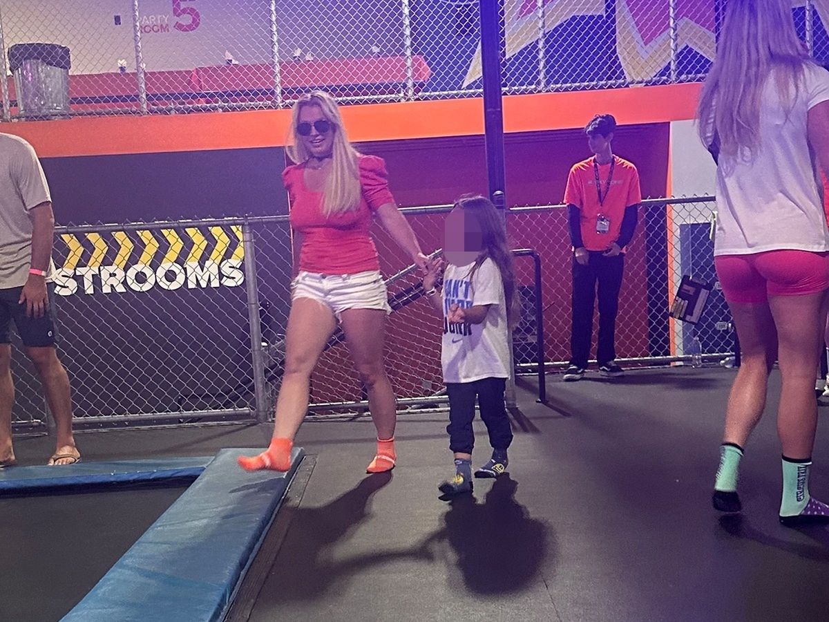 Britney Spears "przyłapana" z dziećmi partnera w parku trampolin
