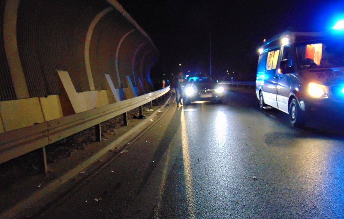 Pokonał bariery i wszedł na autostradę. Był kompletnie pijany