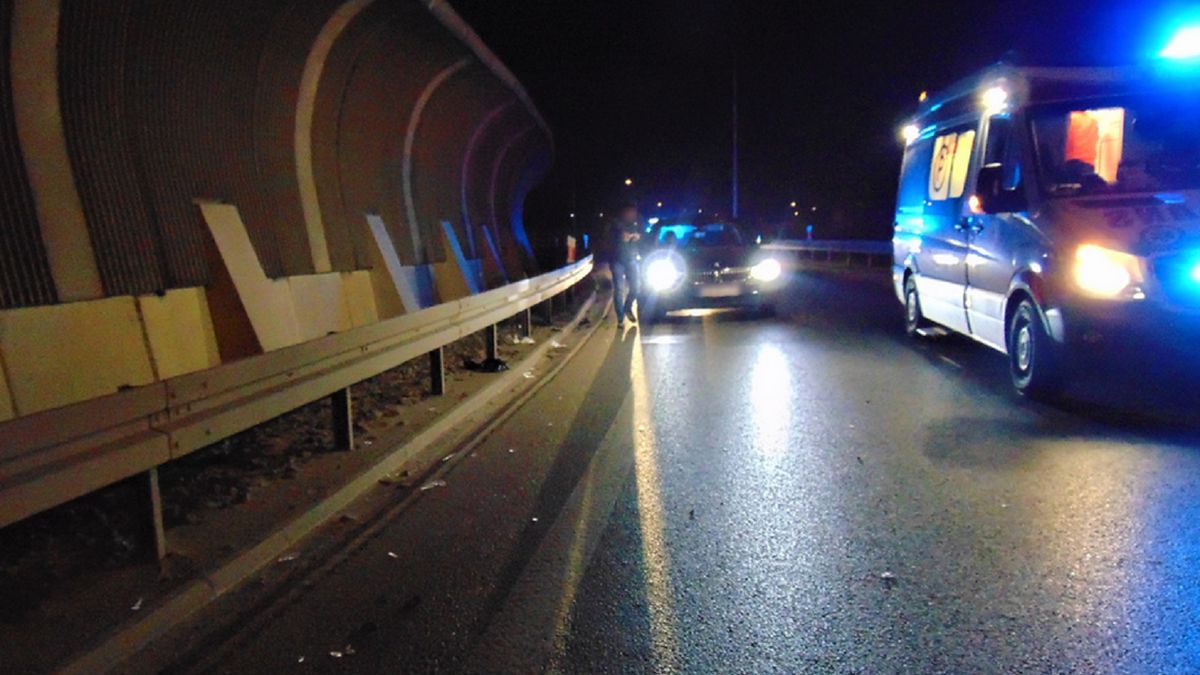 Mężczyzna wszedł prosto pod nadjeżdżający samochód.