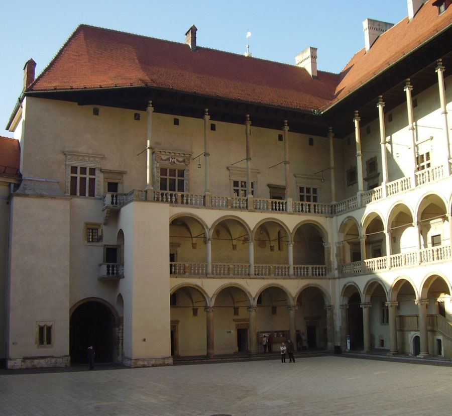 2. Skrzydło zachodnie Wawelu widziane od strony dziedzińca. Sypialnia królowej Bony znajdowała się za największym, reprezentacyjnym oknem (drugie okno od lewej) na drugim piętrze
