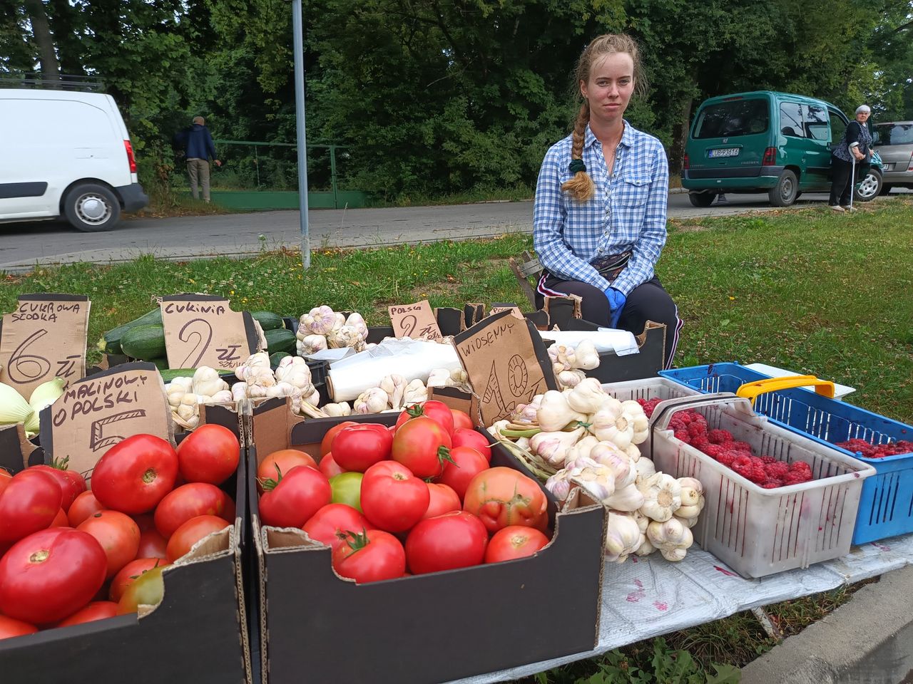 Anastazja sprzedaje na targu w Konopnicy pod Lublinem. Mówi, że zebranie kilograma malin to około pół godziny pracy. A cena w skupie spadła do 4,50 zł za kilogram