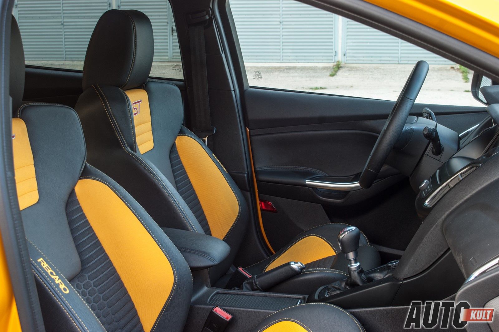 Recaro zna się na sportowych fotelach, te z Focusa na początku wydają się trochę przesadzone, ale po dłuższej chwili można je polubić.