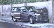 Wypadek w Oświęcimiu na ulicy Wysokie Brzegi. Samochód wbił się w mur cmentarza żydowskiego