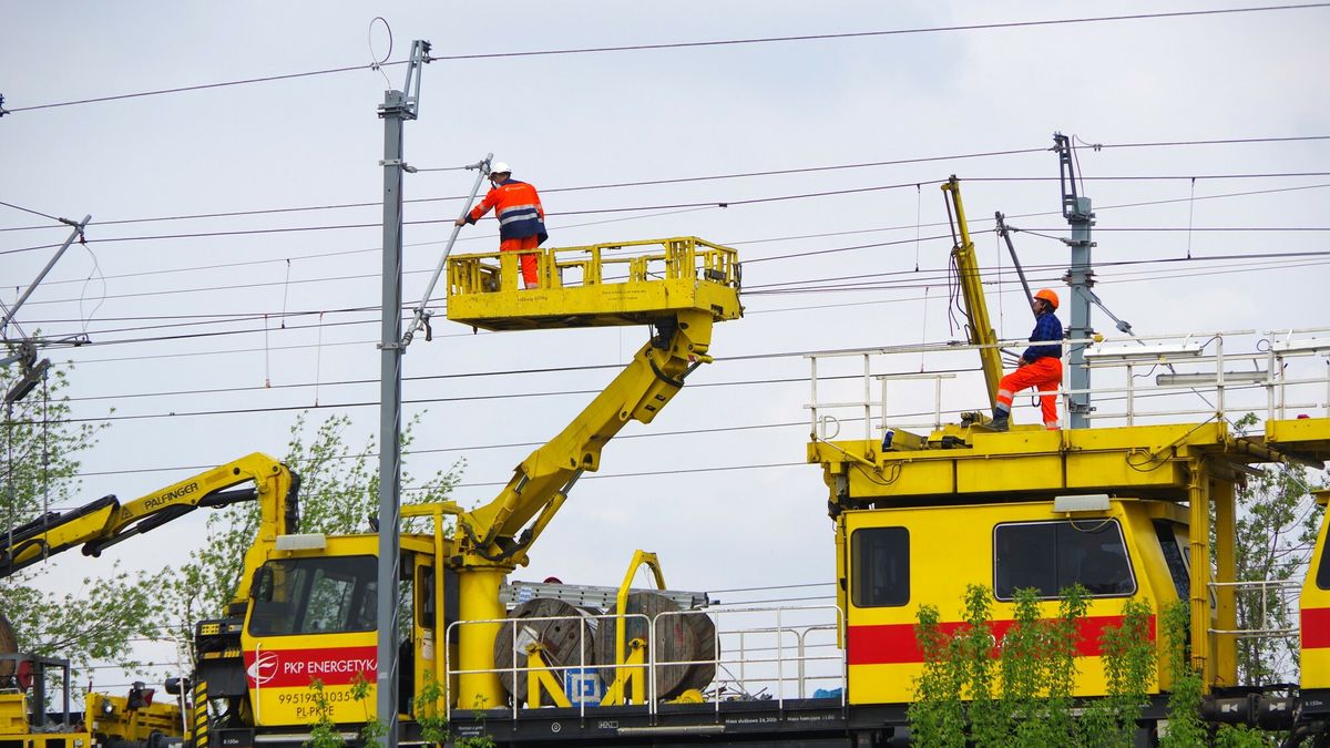 Kolej MaBa
PHOTO: ZOFIA I MAREK BAZAK / EAST NEWS N/Z pojazd sieciowy - szynowy PS PKP ENERGETYKA w trakcie prac na trakcji elektrycznej na linii nr 9
ZOFIA BAZAK