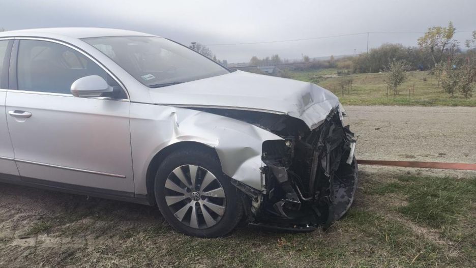 Wjechał volkswagenem pod pociąg