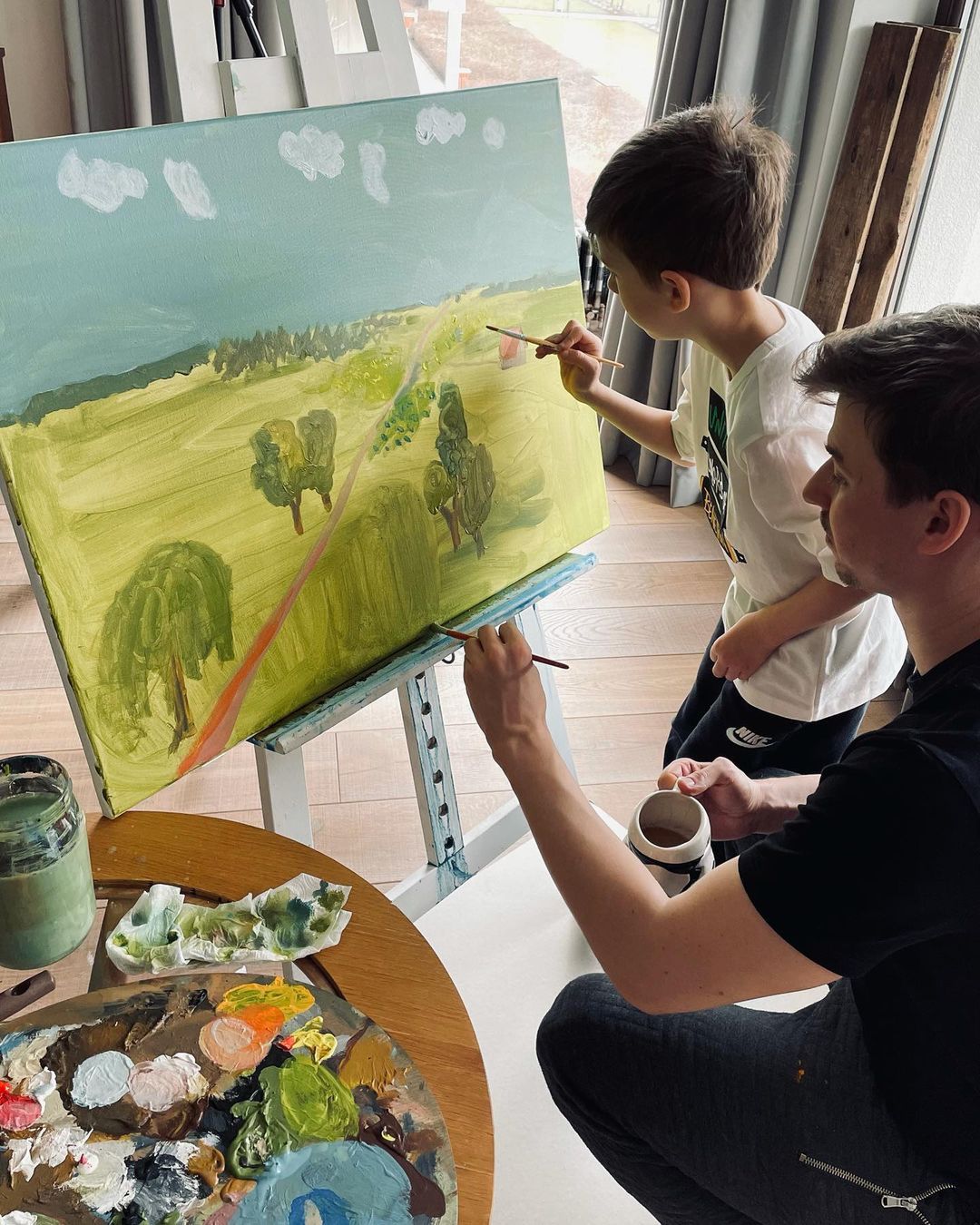 Piotr Stachurski uczy malować syna Mileny Lewandowskiej